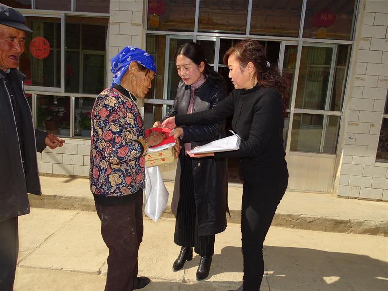 党政光辉照耀   关爱温暖人心