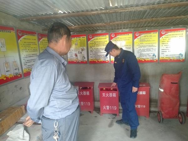 同德大队检查辖区易燃易爆场所消防安全