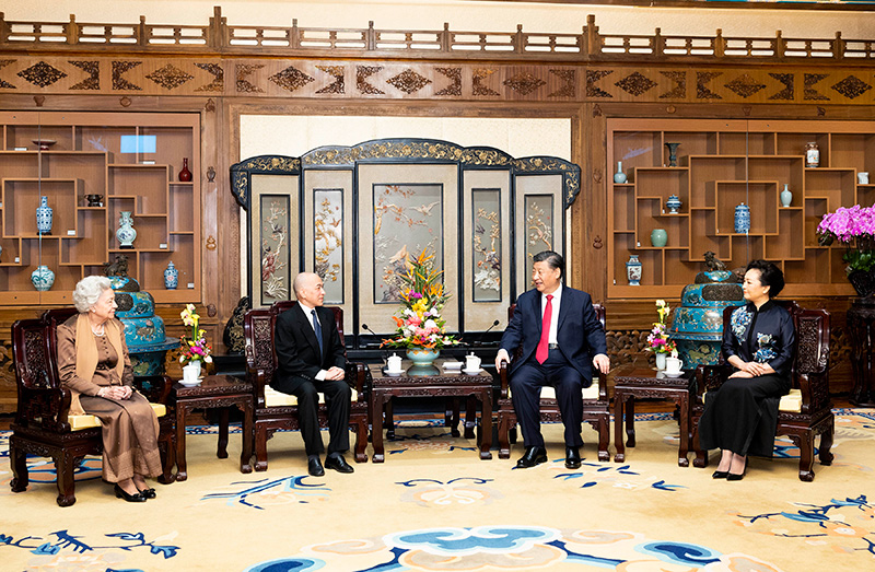 习近平夫妇会见柬埔寨国王西哈莫尼和太后莫尼列