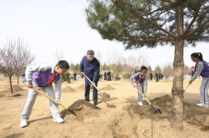 习近平在参加首都义务植树活动时强调：为山川大地增添锦绣 让中国式现代化底色更加亮丽
