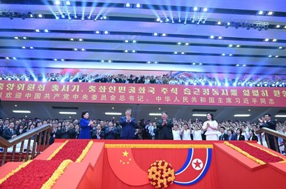 习近平和彭丽媛观看朝鲜专场文艺演出