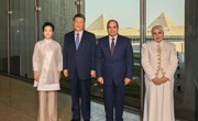 习近平和彭丽媛同埃及总统塞西夫妇共同参观大埃及博物馆
