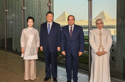 习近平和彭丽媛同埃及总统塞西夫妇共同参观大埃及博物馆