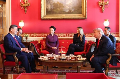习近平和彭丽媛同美国总统特朗普夫妇茶叙