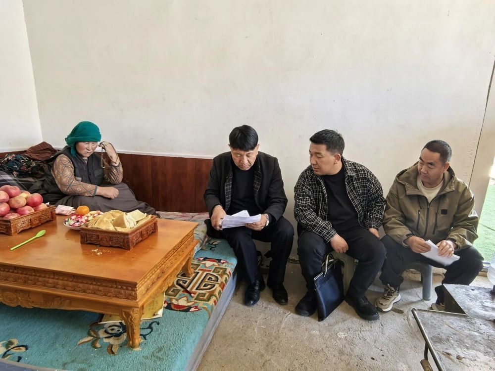 自“十化”党建工作部署推进以来，科日干村立足纯牧业村情实际，直面村级治理堵点难点，打破以往“两委单打独斗”的治理模式，探索出一条群众多元共治的新路径。“我们反复走访征求意见，最终决定组建专项工作组，让家家户户都参与到村级治理中来。”诺日项杰说，村里精准组建了生产发展、矛盾纠纷调解、生态环境保护等九个专项工作组，将全村的牧民全部吸纳进来，明确各组职能、细化责任分工、健全联动机制，让村级事务实现全域覆盖、精准施策，真正让群众从“旁观者”变成“参与者”“受益者”。