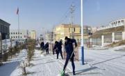 消防队员扫雪忙暖心为民显担当