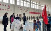 “同心战役，携手同行”
县卫生健康系统流动核酸采样进校园